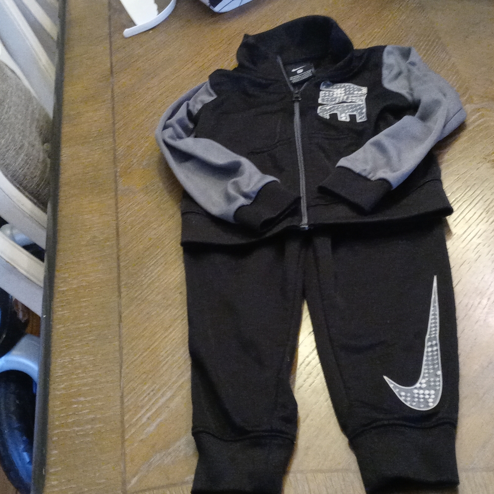 Nike suit. Like new! 2t